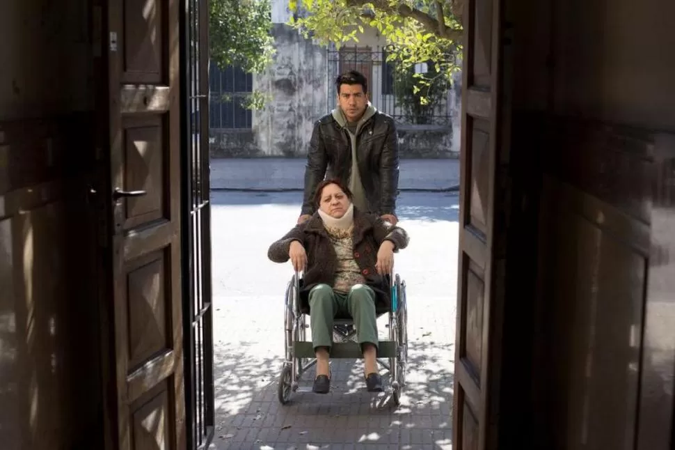 RETORNO A CASA. Liliana Juárez y Sergio Prina en una escena del filme.   