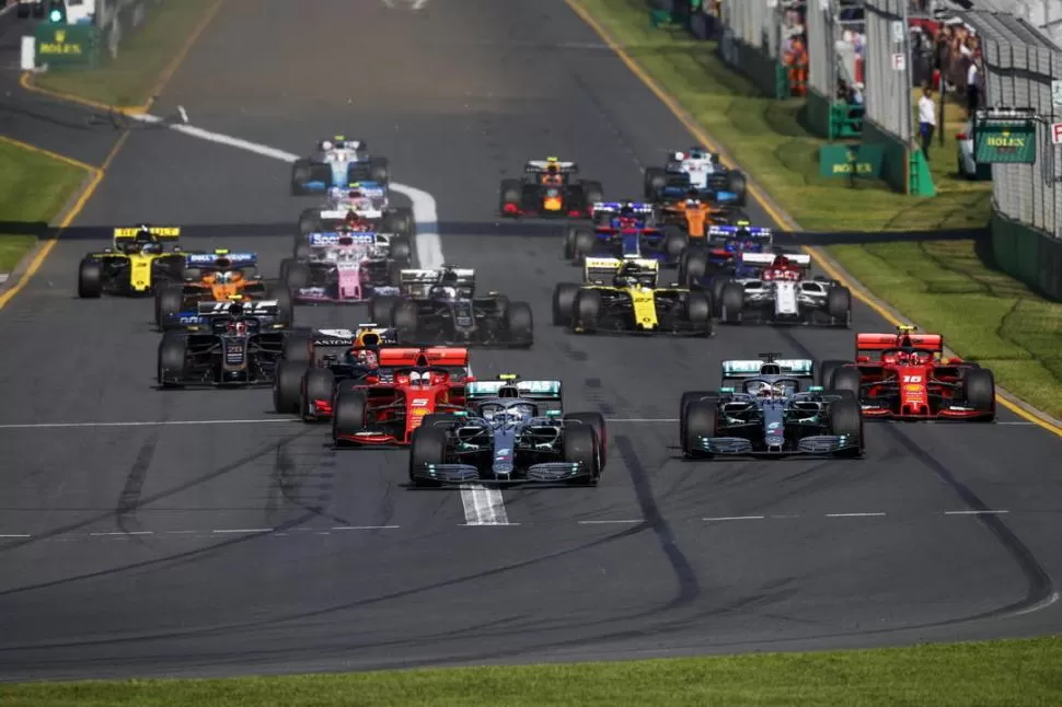 ÉL Y LOS DEMÁS. Valtteri Bottas encabeza con su Mercedes el pelotón de la “máxima”. El finlandés tuvo una largada espectacular en la pista australiana.  