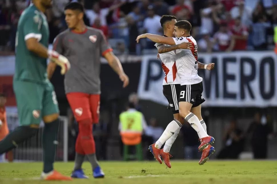 LAVADO DE CARA. Julián Álvarez (9), que ingresó en el complemento en reemplazo de Juan Quintero, abrió el camino para un triunfo contudente en el Monumental. telam