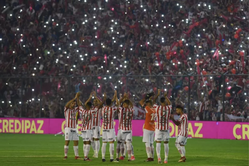 ¿CUÁNTOS DE ELLOS QUEDARÁN?Quienes fueron titulares ayer saludan al público. Aún no se sabe quiénes se quedarán para el próximo torneo de la B Nacional. la gaceta / fotos de diego aráoz