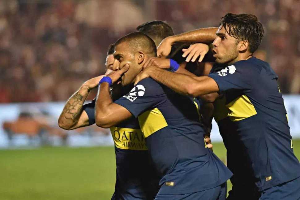 FESTEJO PATENTADO. “Wanchope” Ábila anotó el 1 a 1 y lo celebra haciendo la “máscara” junto a Nández. El Boca de Alfaro sólo perdió un partido, con Atlético.  la gaceta / foto de Ines Quinteros Orio