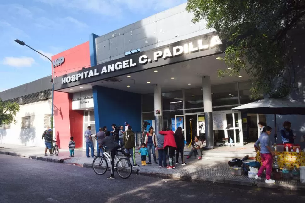 ATENTOS. Algunos fans se acercaron ayer al hospital para tener noticias. la gaceta / foto de analia jaramillo 