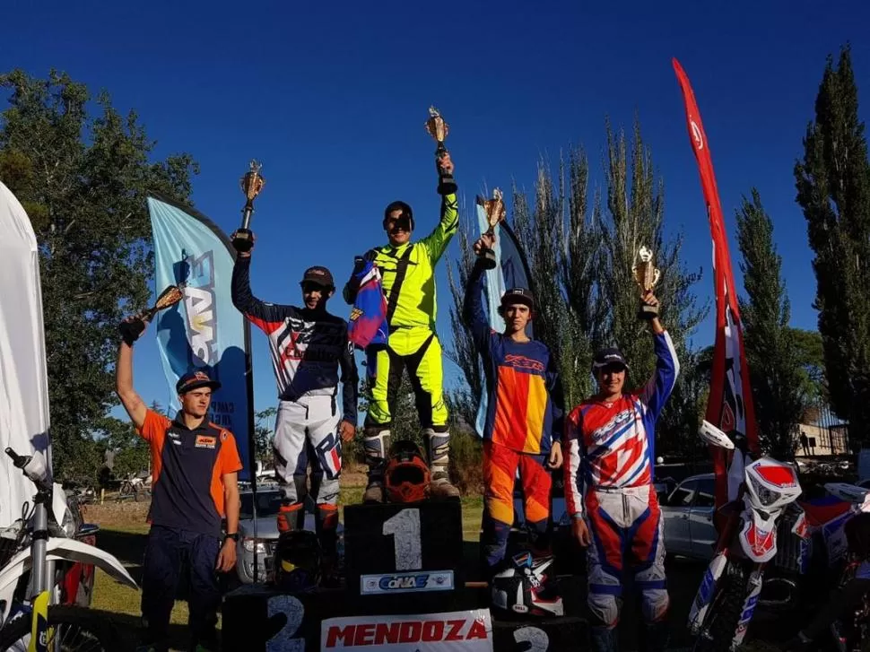 JUNTOS. Correa (centro); los Mercado, en los extremos.  