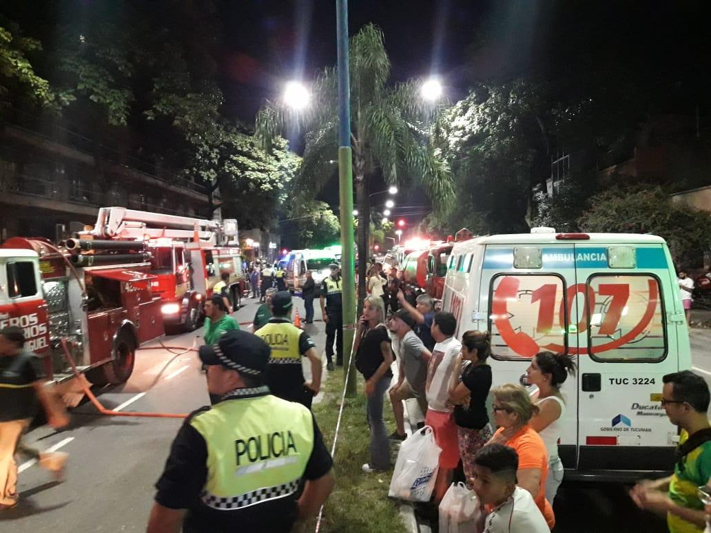 Según los vecinos, el fuego se inició después de las 21. LA GACETA/FOTO DE DIEGO ARÁOZ