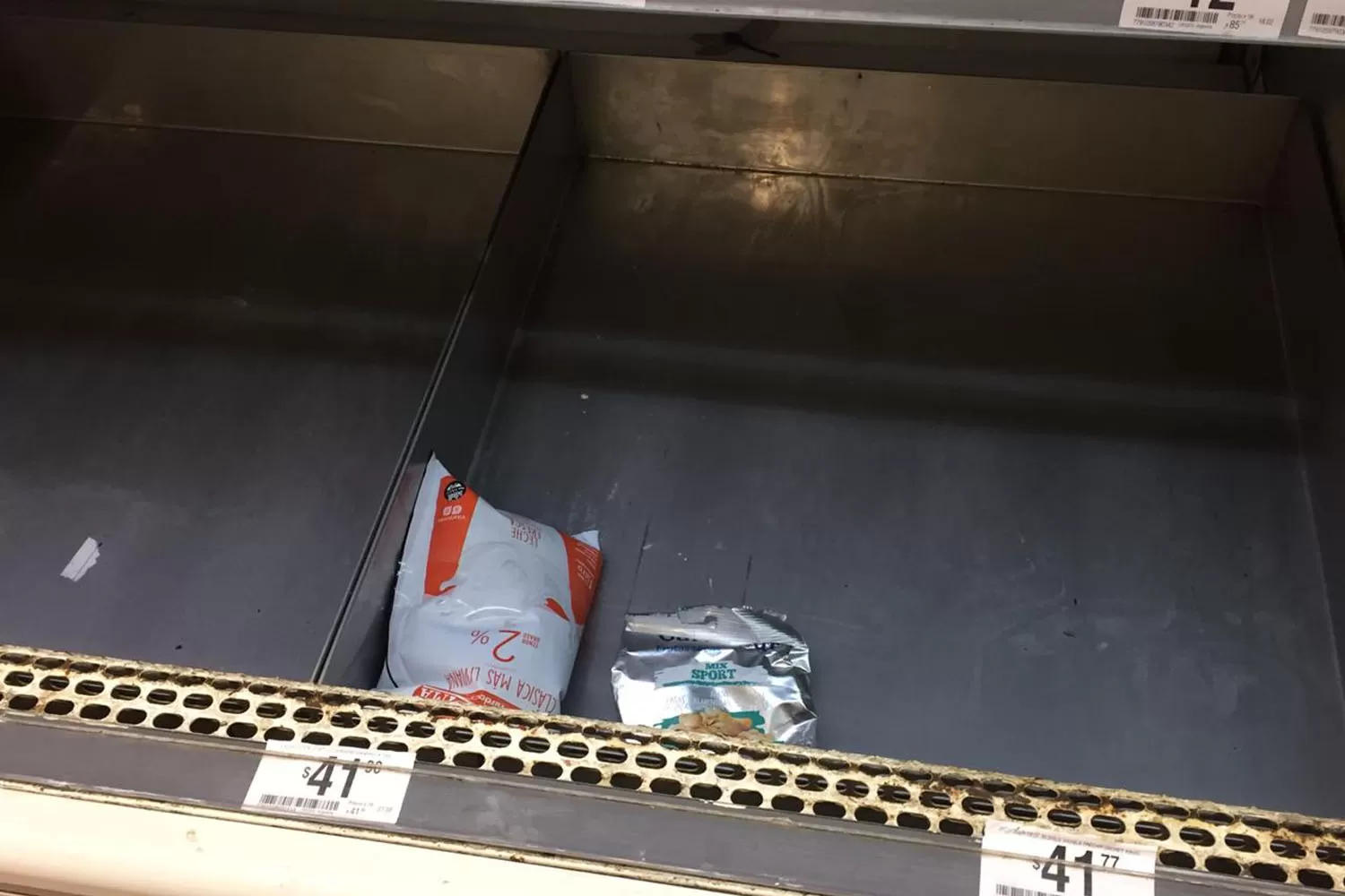 DESABASTECIMIENTO. El faltante de leche en la góndola de lácteos se hace notar en los supermercados de la zona céntrica.