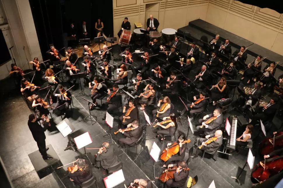 EN ESCENA. Jassán, al frente de la Orquesta Estable de la Provincia.  