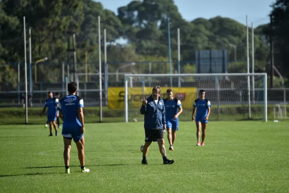 ¿CONTINUARÁ? Zielinski da indicaciones, durante la práctica de ayer. El entrenador decidirá en abril si sigue o no en el club. la gaceta / foto de Inés Quinteros Orio 