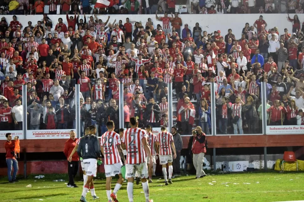 DESPEDIDA. Los plateístas despiden en paz a los jugadores que perdieron el partido ante Boca, el pasado domingo. En líneas generales, el estadio no recriminó a los protagonistas el descenso a la B Nacional.  la gaceta / foto de inés quinteros orio