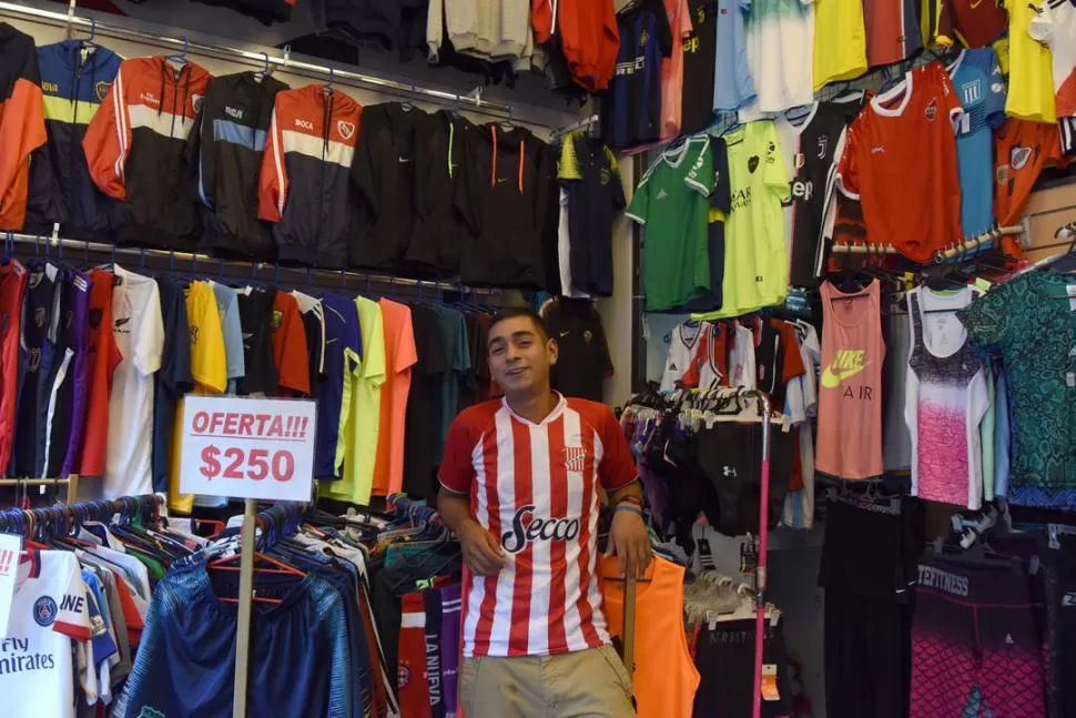 AMOR POR LOS COLORES. A pesar de las cargadas de sus compañeros, Alexis Fernández posó con la camiseta del “Santo”. la gaceta / fotos de diego aráoz