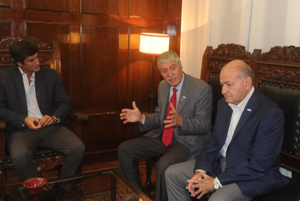 EN LA GACETA. Pochat, Rodríguez y Werchow durante la visita al diario. la gaceta / foto de Antonio Ferroni 