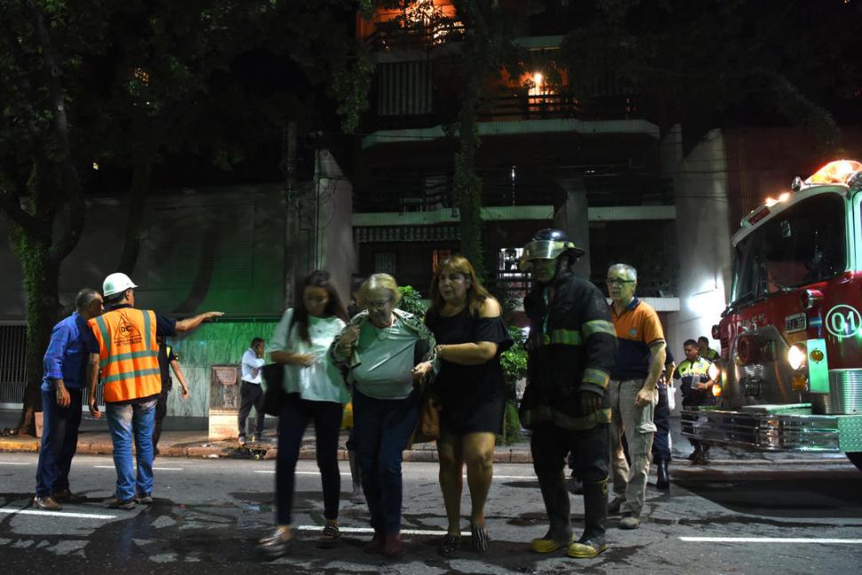 TEMOR. Tres mujeres cruzan la avenida Salta para buscar un lugar seguro. 