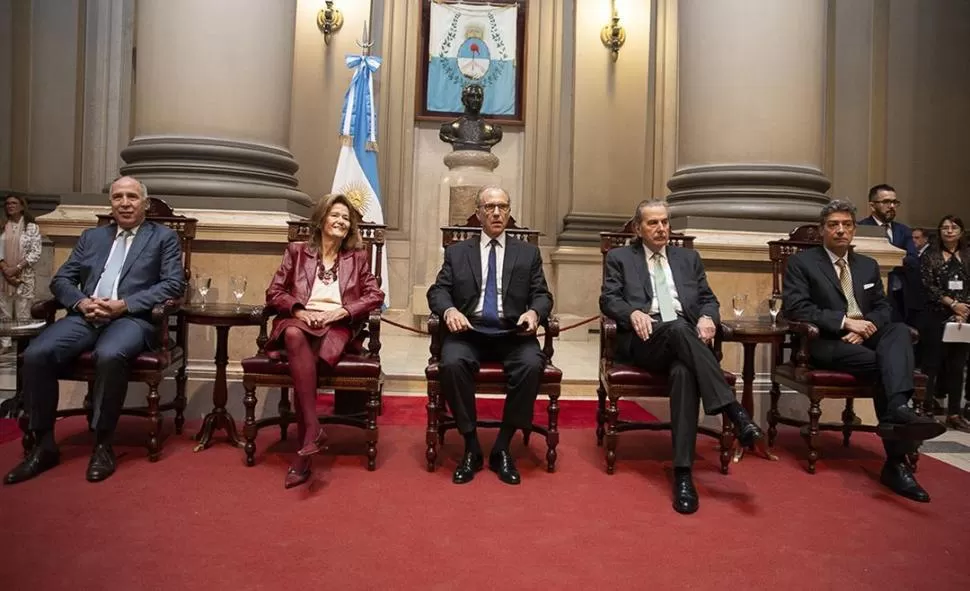 LA CORTE SUPREMA DE JUSTICIA DE LA NACIÓN EN PLENO. Ricardo Luis Lorenzetti, Elena Highton de Nolasco, Carlos Rosenkrantz, Juan Carlos Maqueda y Horacio Rosatti en el acto de ayer.  