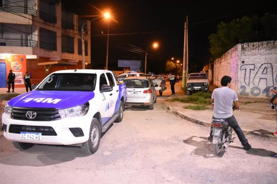 LA ESCENA DE LA TRAGEDIA. La esquina donde el lunes fue mortalmente herido Enzo Mariani, operario de la empresa de televisión por cable CCC. 