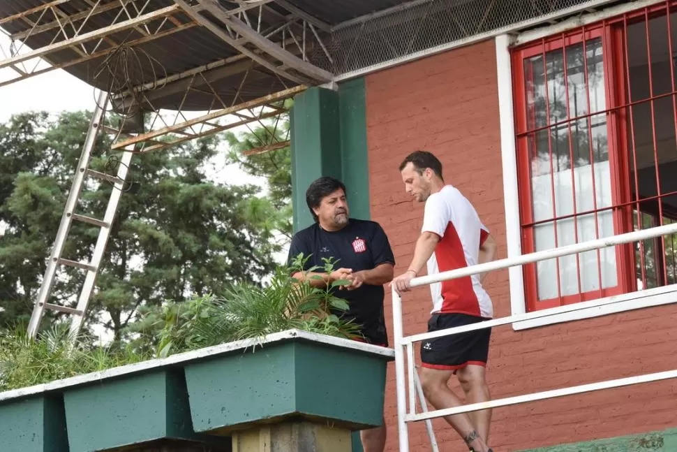 ESTUDIAN LOS PASOS A SEGUIR. Caruso Lombardi y el manager, Martín Seri, dialogan mucho en cada práctica. En La Ciudadela saben que deben tomar decisiones correctas, ya que no pueden fallar de nuevo. la gaceta / foto de analía jaramillo 