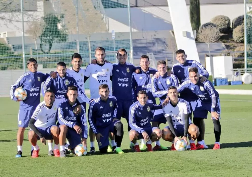 POSTAL DE BUENA ONDA. Lautaro Martínez (primero a la derecha, agachado), junto a varios integrantes del plantel del seleccionado, durante una práctica en Madrid. twitter @Argentina 