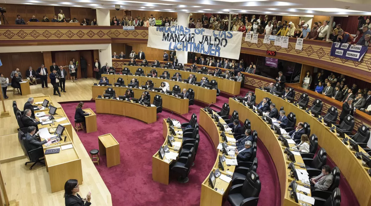 EN EL RECINTO. Jaldo presidió el extenso debate relativo a la titularización masiva de docentes estatales. 