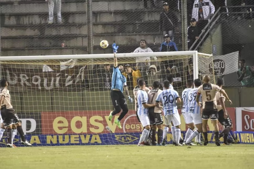 UNA ARAÑA. Si bien Bianchi colabora en jugadas puntuales, el arco de Atlético parece estar amurallado gracias a Lucchetti. Marcelo Miller (especial para la gaceta)