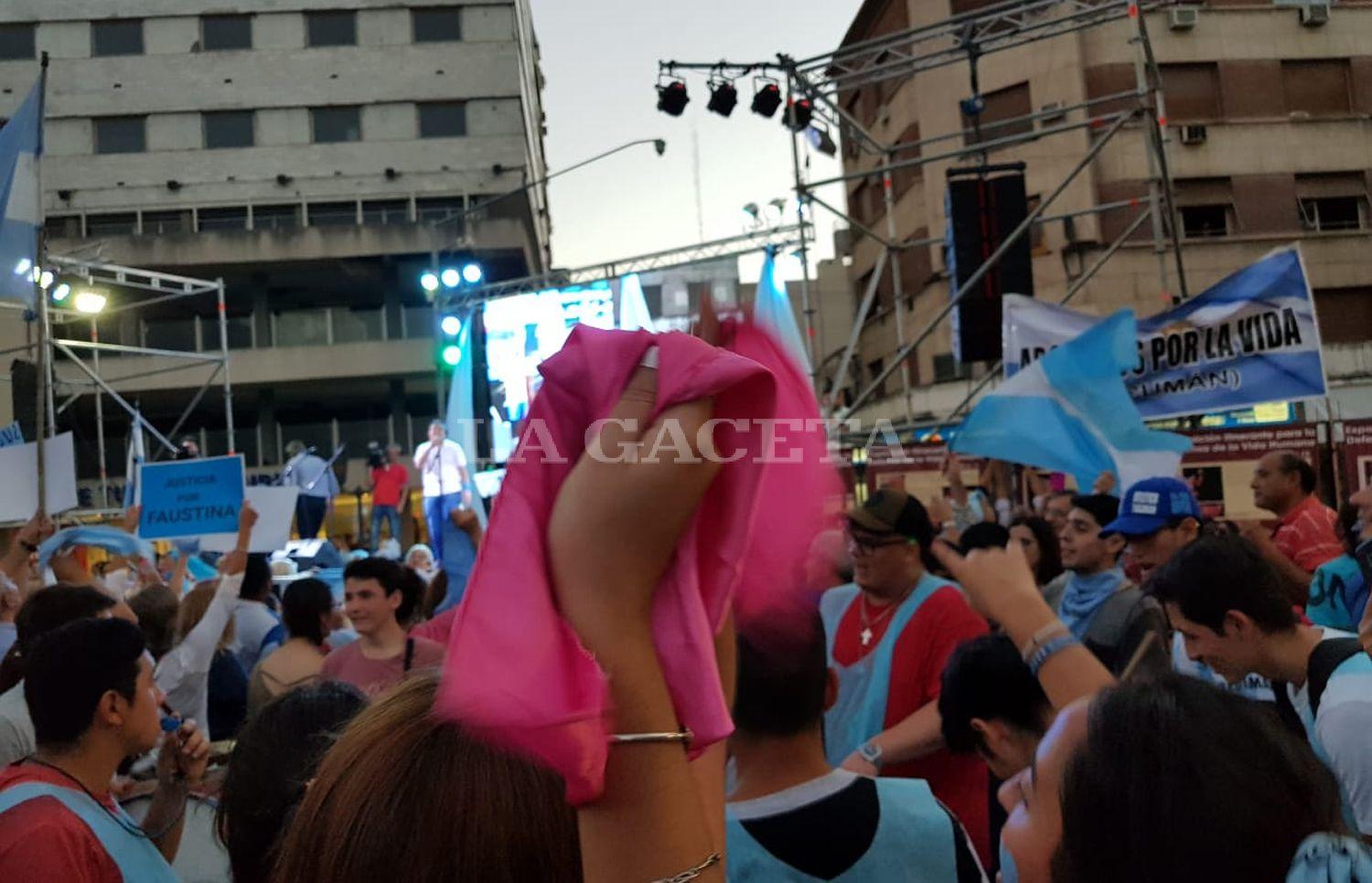 MARCHA POR LA VIDA. Miles de personas se reunieron en la plaza Independencia para defender los derechos del niño por nacer.