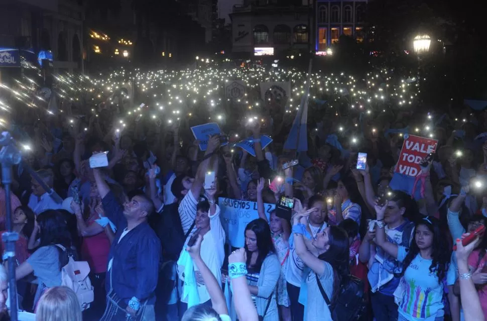 COMO ESTRELLAS EN EL CIELO. La multitud prendió la luz de sus celulares en memoria de “los que no tienen voz, de los niños que no pudieron nacer” la gaceta / foto de Antonio Ferroni 