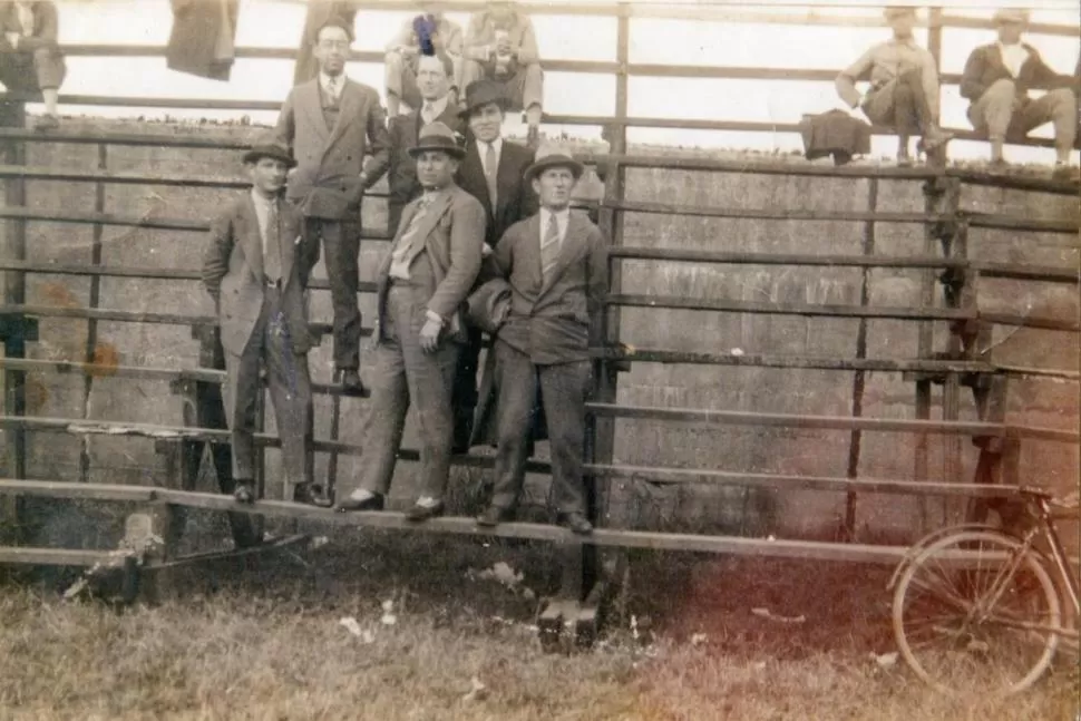 VESTIDOS PARA LA OCASIÓN. Con trajes y sombreros, un grupo de dirigentes de San Martín posaron en la tribuna ubicada sobre calle Pellegrini, el día de la inauguración del estadio de La Ciudadela. foto gentileza de roberto albornoz 