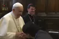 Video: la extraña reacción del papa Francisco cuando le quieren besar el anillo
