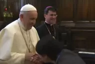 Video: la extraña reacción del papa Francisco cuando le quieren besar el anillo