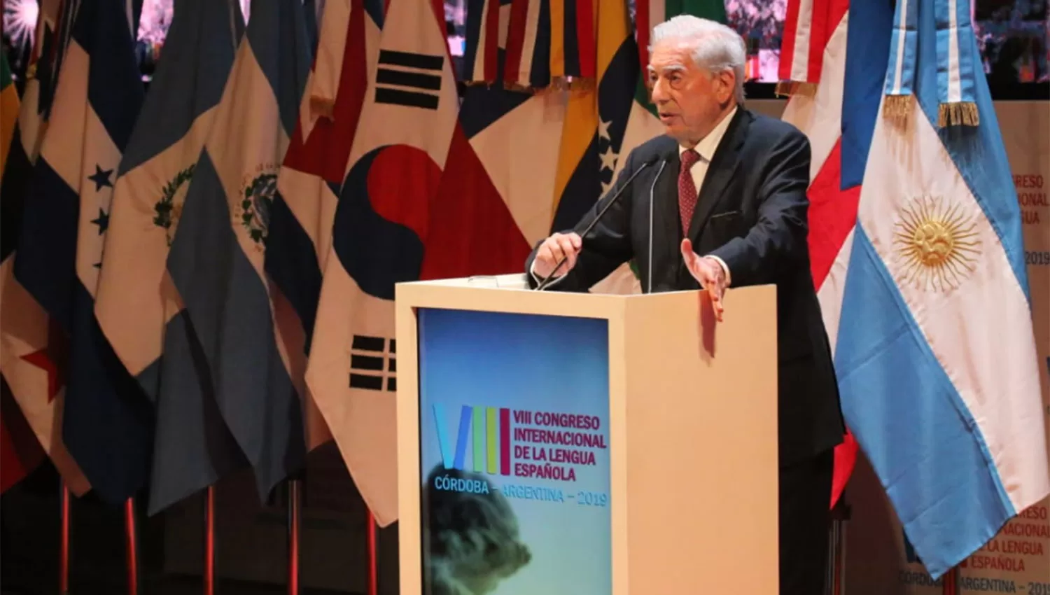 Mario Vargas Llosa en la ceremonia inaugural. FOTO TOMADA DE TWITTER.COM/INSTCERVANTES