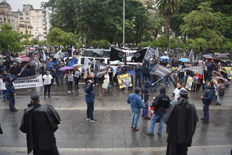 RECLAMOS. Trabajadores de las empresas audiovisuales de la provincia marcharon hasta tribunales penales y luego hasta la plaza Independencia. la gaceta / foto de Analía Jaramillo