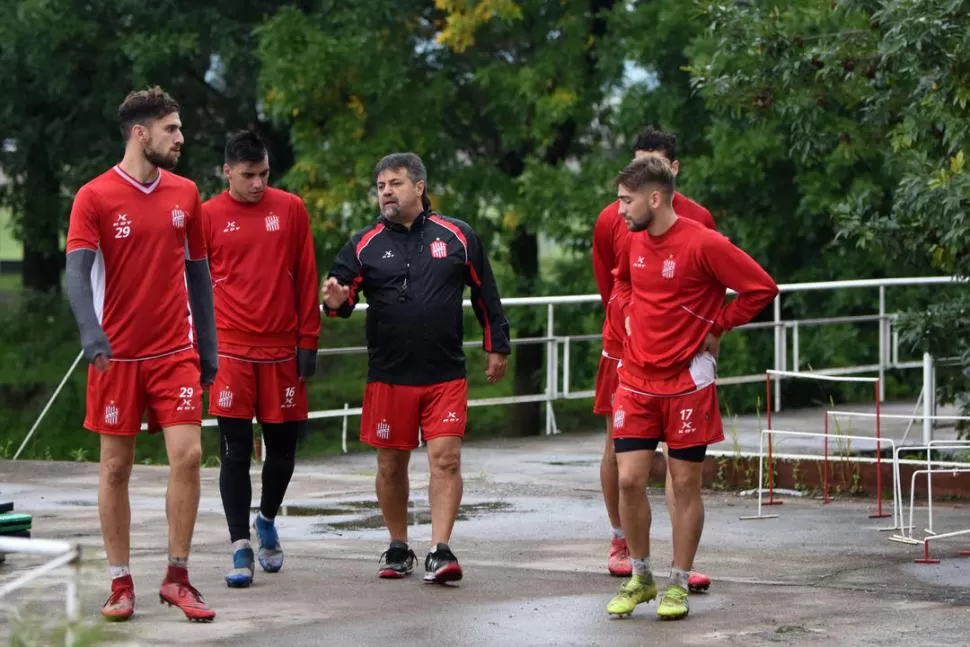 TRAS EL TRABAJO. Ramiro Costa y Nicolás Giménez caminan junto con Caruso. la gaceta / foto de diego aráoz