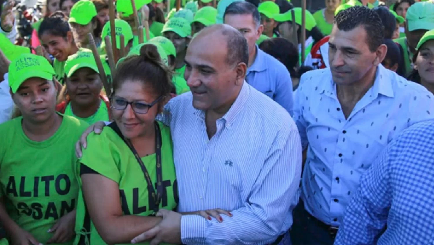 Manzur en una recorrida junto al candidato a intendente Mario Leito. 