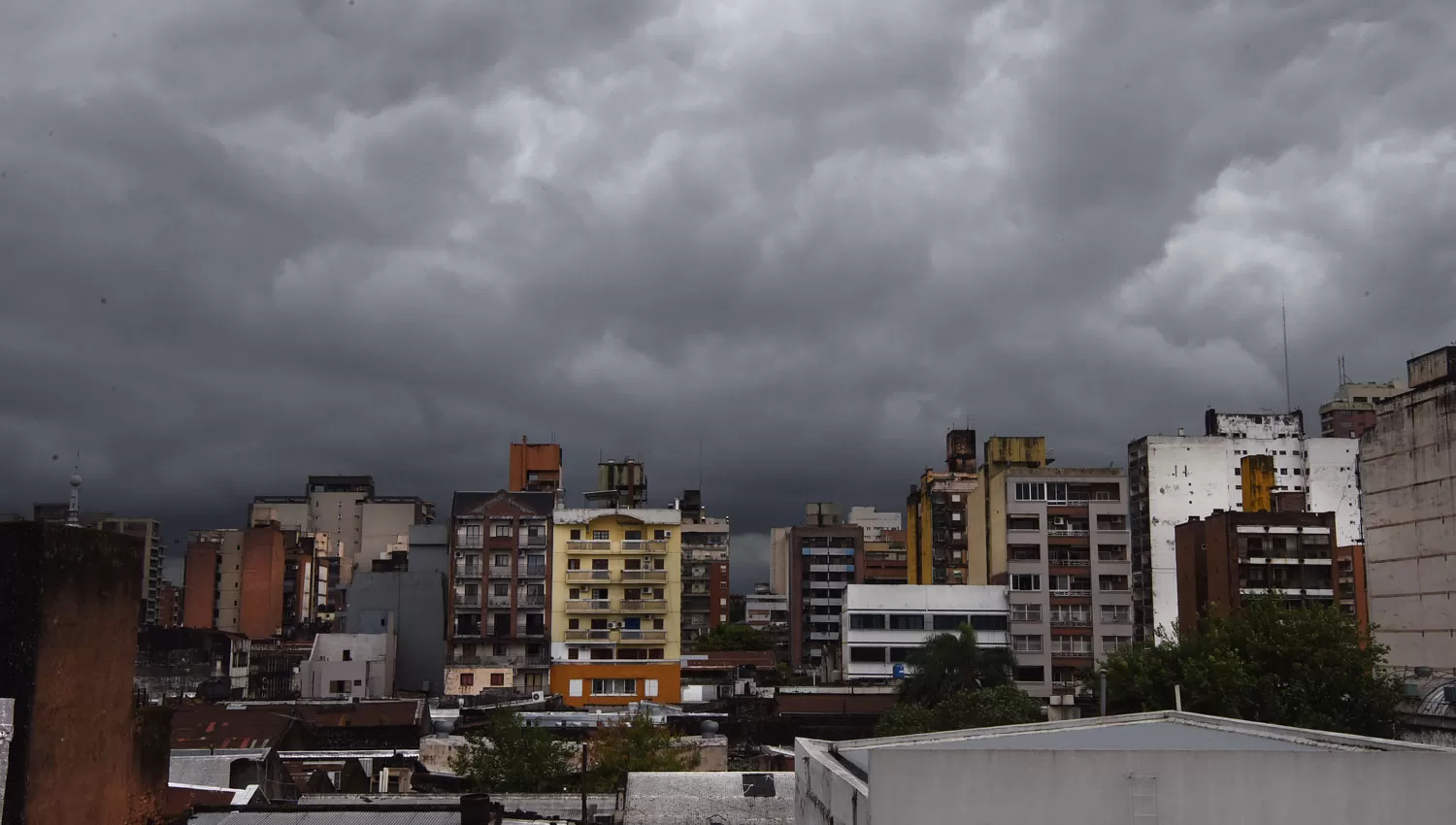 NUBLADO. Este jueves el cielo permanecerá tapado de nubes.