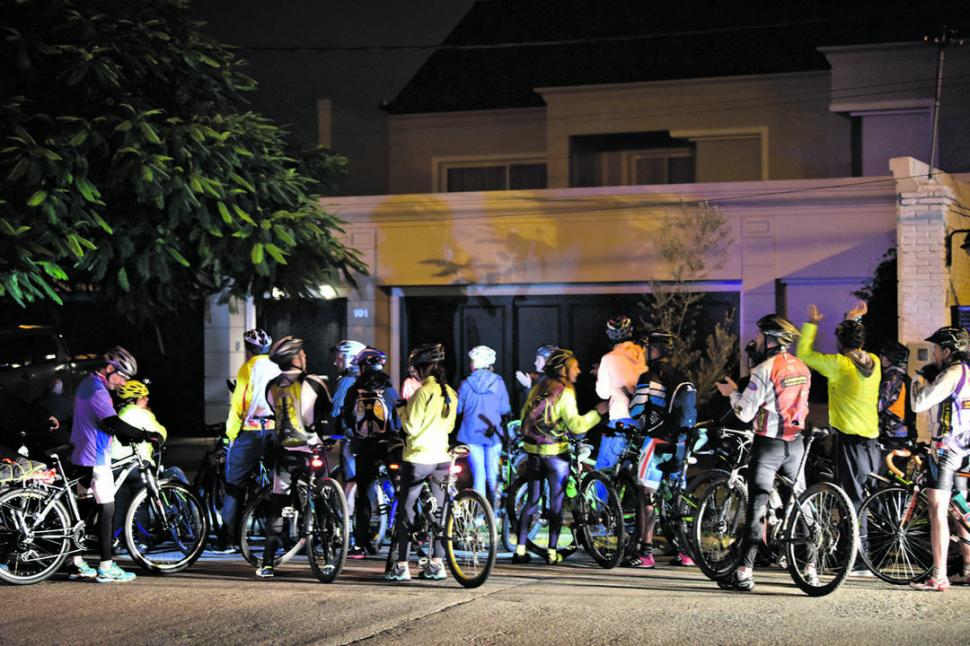 CARA A CARA. El intendente Campero dialoga con los ciclistas.  