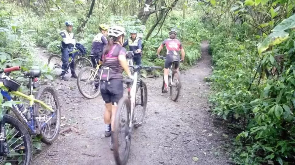 EL ENCUENTRO. Un jefe policial dialoga con los ciclistas antes de comenzar con el recorrido que hicieron por diferentes circuitos de Yerba Buena. la gaceta / foto de josé nuno 