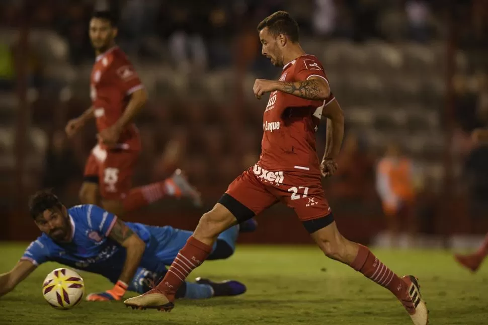 CUMPLIÓ CADA VEZ QUE JUGÓ. Pons fue uno de los futbolistas “santos” con mejor rendimiento en la temporada: marcó goles importantes y no desentonó en el juego. Foto de Ignacio Izaguirre 