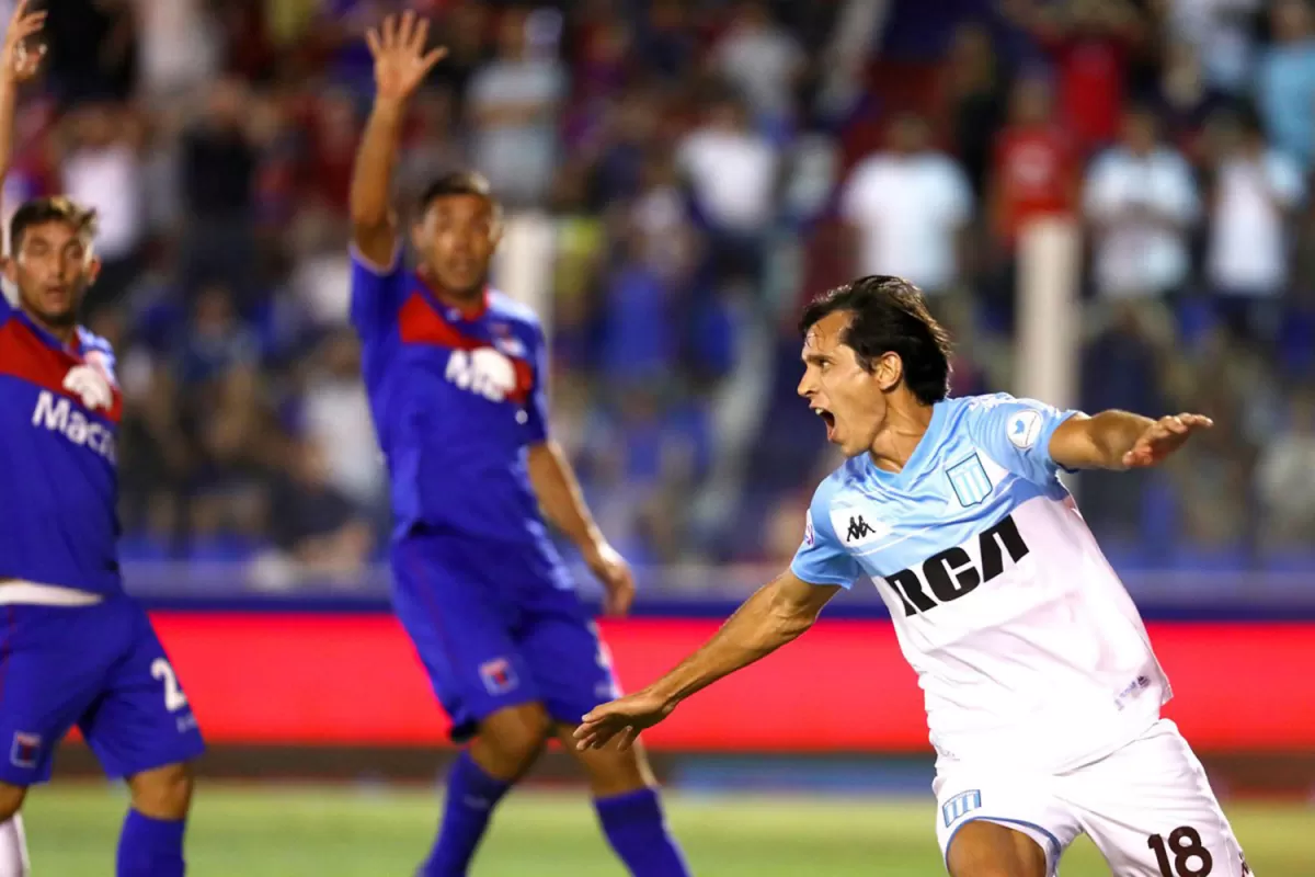 EL GOL DEL CAMPEONATO. Solari marcó un el 1-0 para Racing ante Tigre.