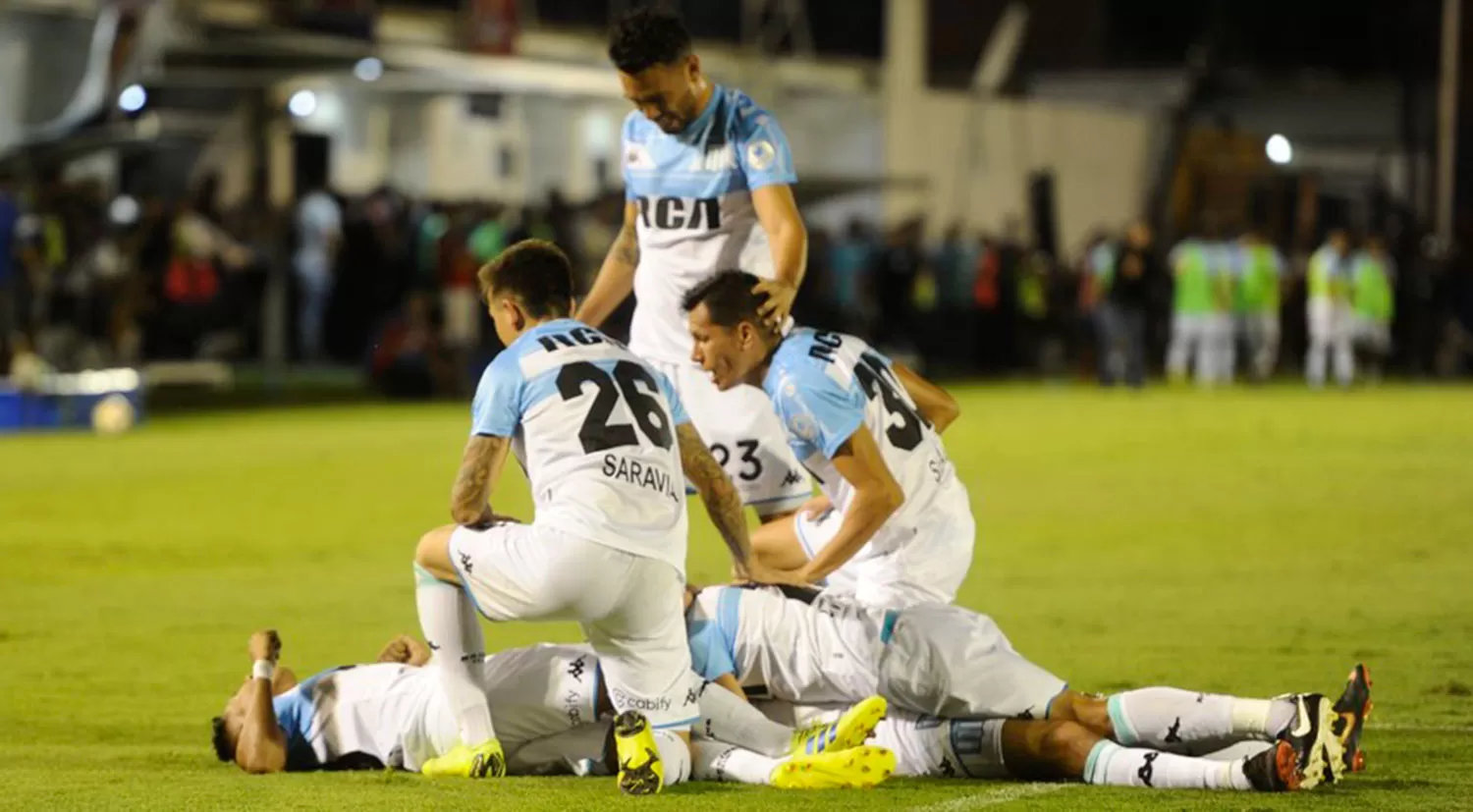 FESTEJO DE CAMPEÓN. Racing celebró en Victoria.