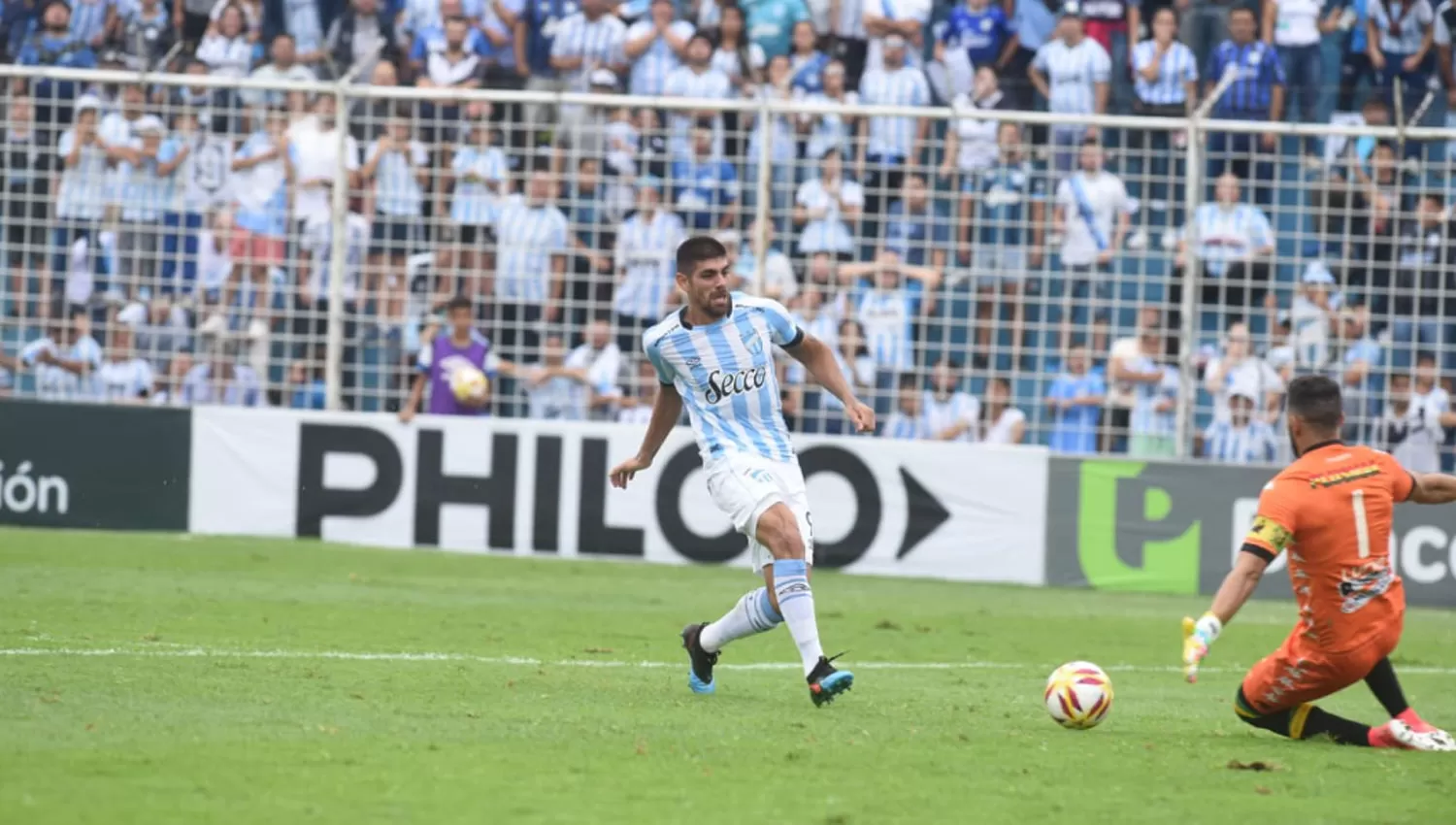 MANO A MANO. Leando Díaz ya definió al palo más lejano de Luciano Pocrnjic. 