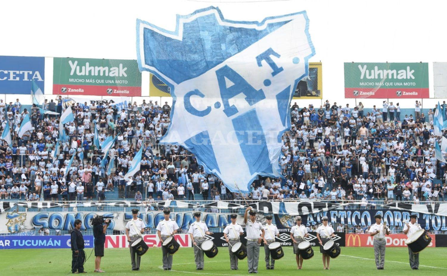 A TODO TRAPO. La hinchada de Atlético desplegó sobre la tribuna de calle Muñecas un mapa de Tucumán con los colores 