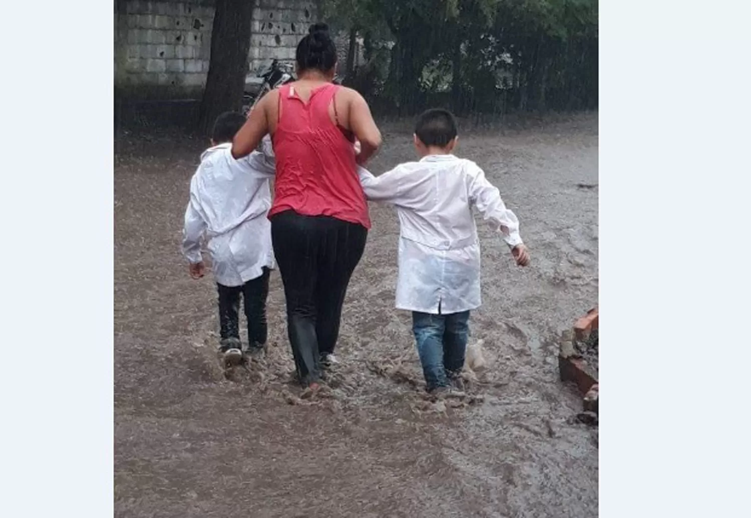 Por las lluvias, 34 alumnos y 10 maestras quedaron aislados en una escuela