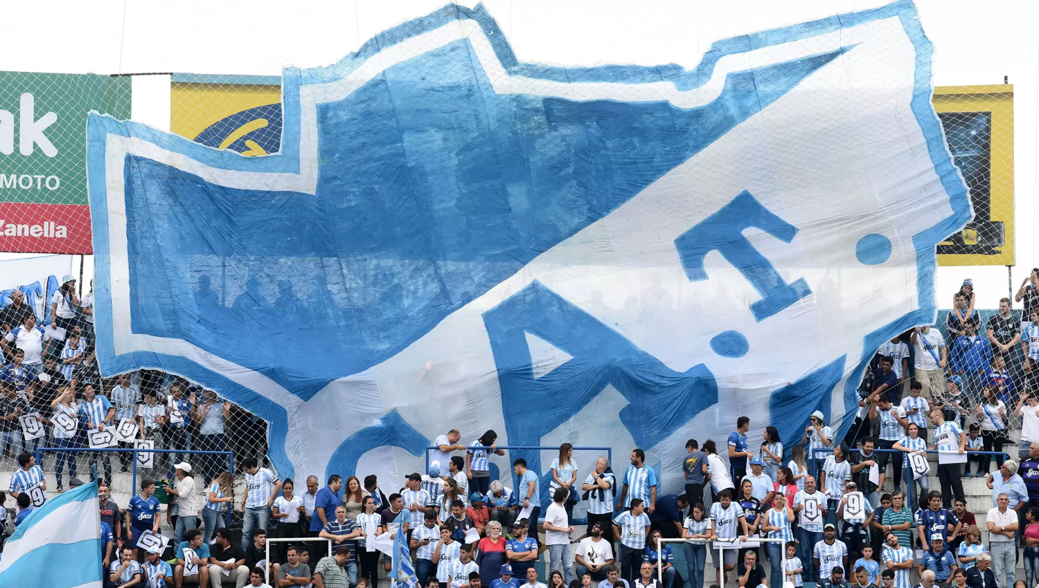 Los hinchas de Atlético vivieron una fiesta en el Monumental. LA GACETA/FOTO DE DIEGO ARÁOZ