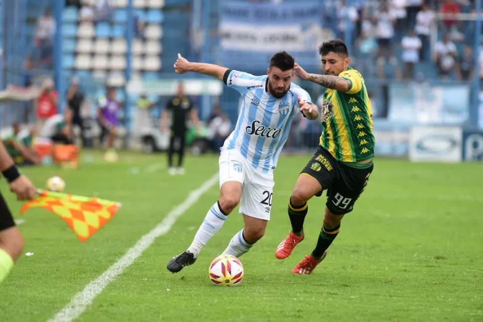 BUEN PARTIDO. San Román escapa a la marca de Ruiz, de Aldosivi. El lateral fue de lo mejor en los ataques de Atlético, que superó a Aldosivi con ese gol de Leandro Díaz sobre el final del primer tiempo. la gaceta / foto de diego aráoz