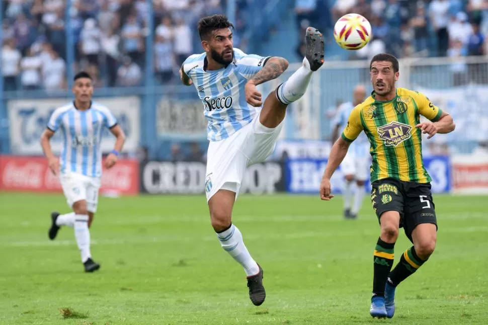 TODAVÍA NO LO ENCUENTRA. Toledo fue titular en los dos últimos partidos pero no pudo convertir lo que hubiese sido su primer gol en esta Superliga. Todavía le queda el partido ante Huracán para lograrlo. la gaceta / foto de diego aráoz