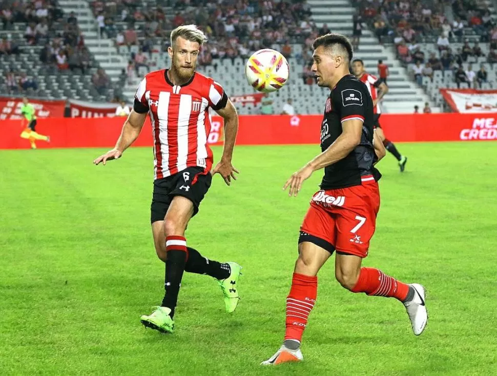 DUELO DE GOLEADORES. “Turbo” Rodríguez, que marcó el 1-1, intenta sacarse de encima la marca de Schunke, autor del 1-0 parcial de Estudiantes, en La Plata. foto de maría silvia granara (especial para la gaceta)