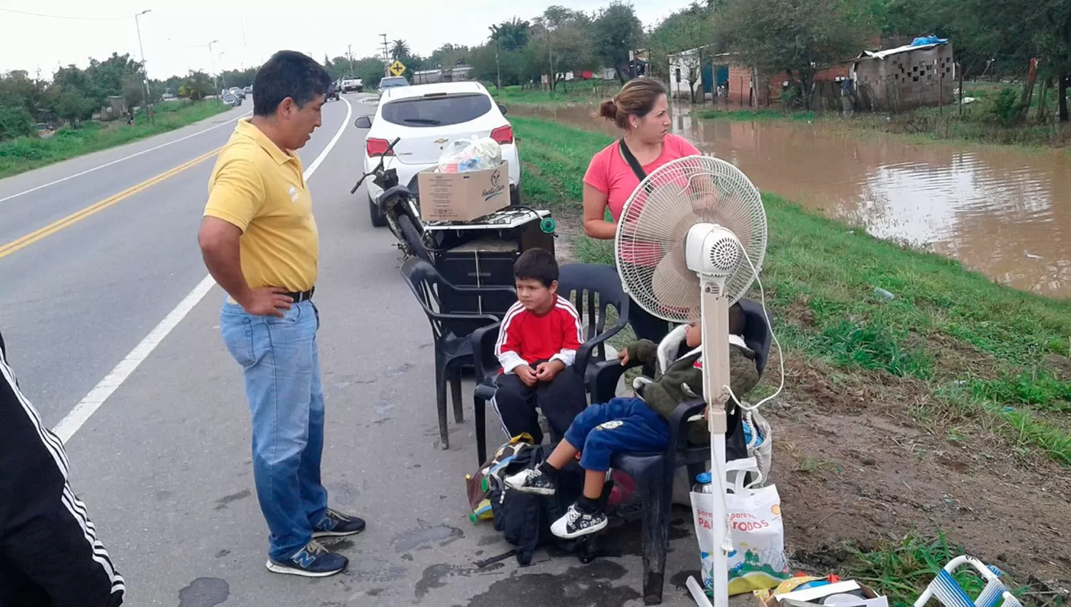 LA MADRID. Vecinos de las zonas bajas de la comuna, tuvieron que autoevacuarse.