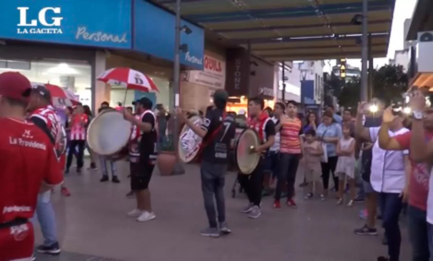 LA BANDA DEL CAMIÓN EN LA PEATONAL. Unidos por los inundados.