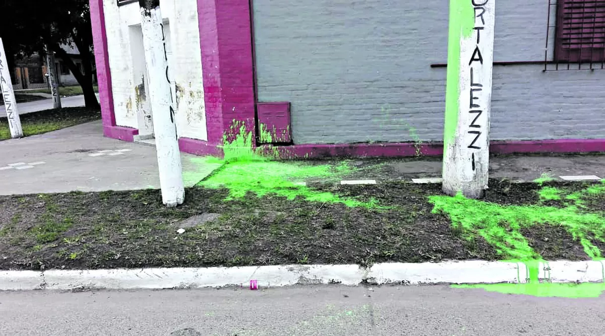 EN BARRIO ECHEVERRÍA. El poste quedó a medio pintar. La “marea verde” de Assán no tapó el apellido Cortalezzi.