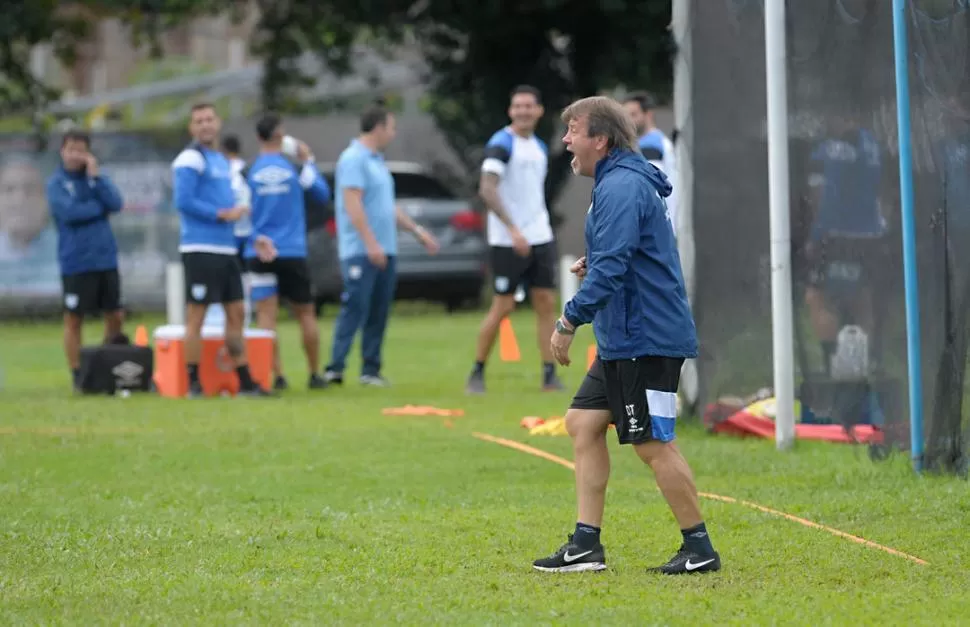 A LOS GRITOS. Zielinski da una indicación durante el entrenamiento del plantel en el complejo. Al fondo, varios de los jugadores titulares miran distendidos esa parte de la práctica. la gaceta / foto de franco vera