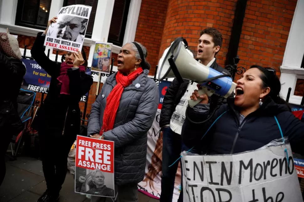 “LIBERTAD DE PRENSA”. Un grupo fue a apoyar a Assange, frente a la embajada ecuatoriana en Londres, donde está asilado desde 2012.  Reuters