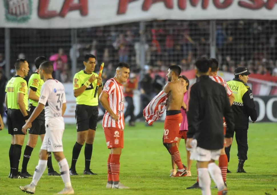 LO SUFRIÓ COMO POCOS. Gonzalo Rodríguez se lamenta por el empate. “Turbo” siente los colores; es por eso que el descenso le pegó fuerte en su estado anímico. la gaceta / foto de hector peralta