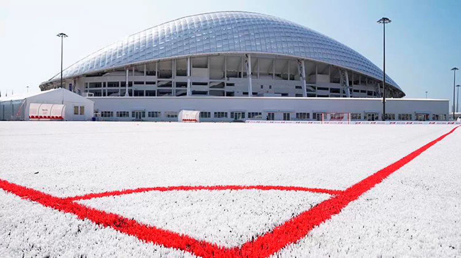 IMPECABLE. La cancha en Rusia hecha de vasos de plástico.